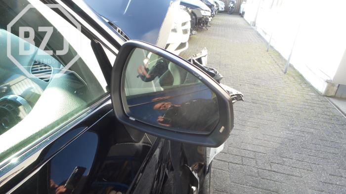 Rétroviseur extérieur droit d'un Audi A3 Limousine (8VS/8VM) 1.6 TDI Ultra 16V 2015