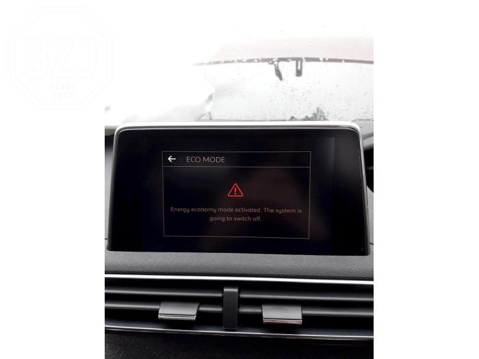 Pantalla de navegación de un Peugeot 3008 II (M4/MC/MJ/MR) 1.2 12V e-THP PureTech 130 2017
