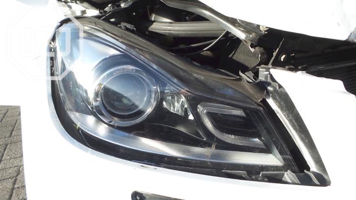 Reflektor prawy z Mercedes-Benz C (C204) 1.6 C-180 16V BlueEfficiency 2014