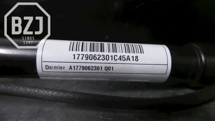 Sensor de peatón de un Mercedes-Benz A (177.0) 1.3 A-180 Turbo 16V 2019