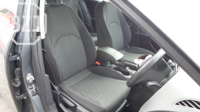 Verkleidung Set (komplett) van een Seat Leon ST (5FF) 1.6 TDI Ecomotive 16V 2014