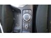Botón I-Drive de un Mazda 2 (DJ/DL), 2014 1.5 SkyActiv-G 75, Hatchback, Gasolina, 1.496cc, 55kW (75pk), FWD, P5Y5; P5Y8; P5Z7; P5Z8; P5X0; P5X2; P5Z9, 2014-08, DJ16HV; DJ6HV 2016