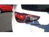 Feu arrière gauche d'un Mazda 2 (DJ/DL), 2014 1.5 SkyActiv-G 75, Berline avec hayon arrière, Essence, 1.496cc, 55kW (75pk), FWD, P5Y5; P5Y8; P5Z7; P5Z8; P5X0; P5X2; P5Z9, 2014-08, DJ16HV; DJ6HV 2016