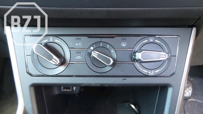 Panel de control de calefacción de un Volkswagen Polo VI (AW1) 1.0 12V BlueMotion Technology 2019