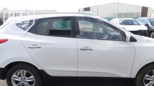 Używane Slupek srodkowy prawy Hyundai iX35 (LM) 2.0 CRDi 16V Cena na żądanie oferowane przez BZJ b.v.