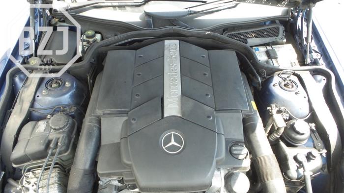Cuerpo de filtro de aire de un Mercedes-Benz SL (R230) 5.0 SL-500 V8 24V 2003