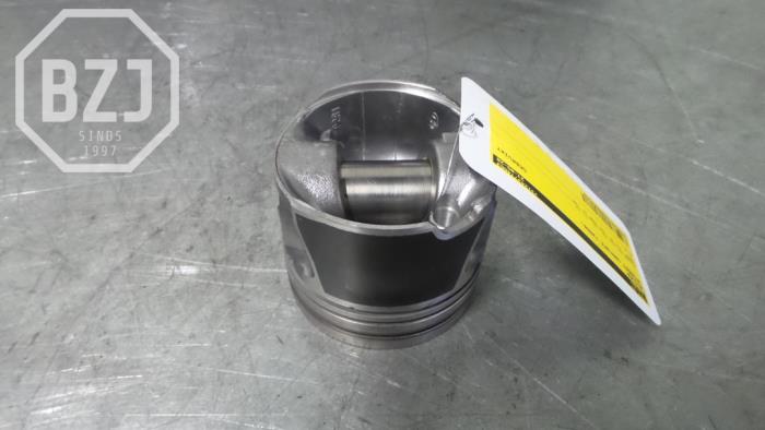 Usagé Piston Hyundai Santafe Prix sur demande proposé par BZJ b.v.