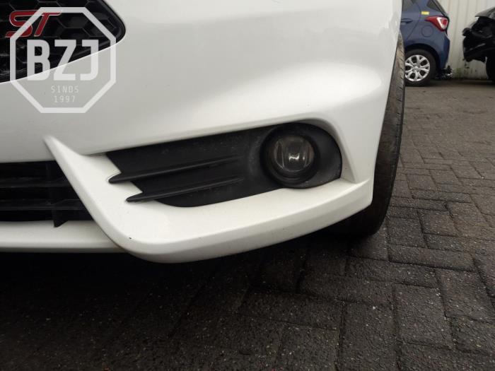 Feu antibrouillard avant gauche d'un Ford Fiesta 6 (JA8) 1.6 SCTi ST 16V 2014