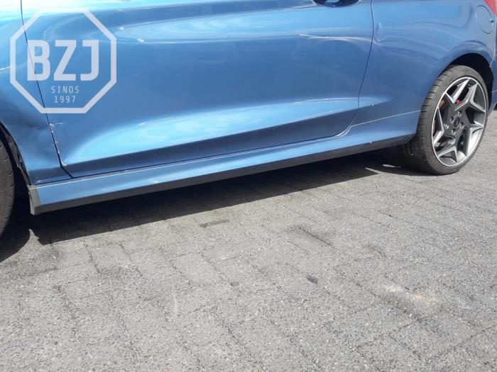 Seitenschürze links van een Ford Fiesta 7 1.5 EcoBoost 12V ST 2019