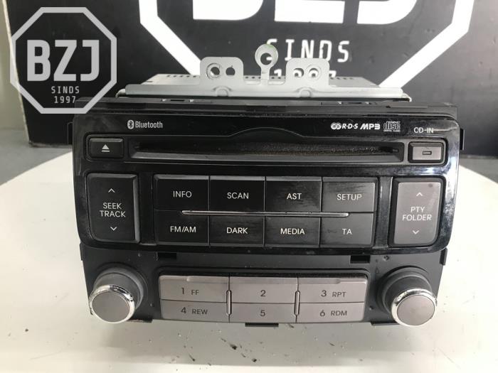 Radio CD player from a Hyundai i20 1.2i 16V 2013