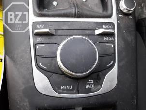 Używane Panel obslugi nawigacji Audi A3 Sportback (8VA/8VF) 1.6 TDI Ultra 16V Cena na żądanie oferowane przez BZJ b.v.