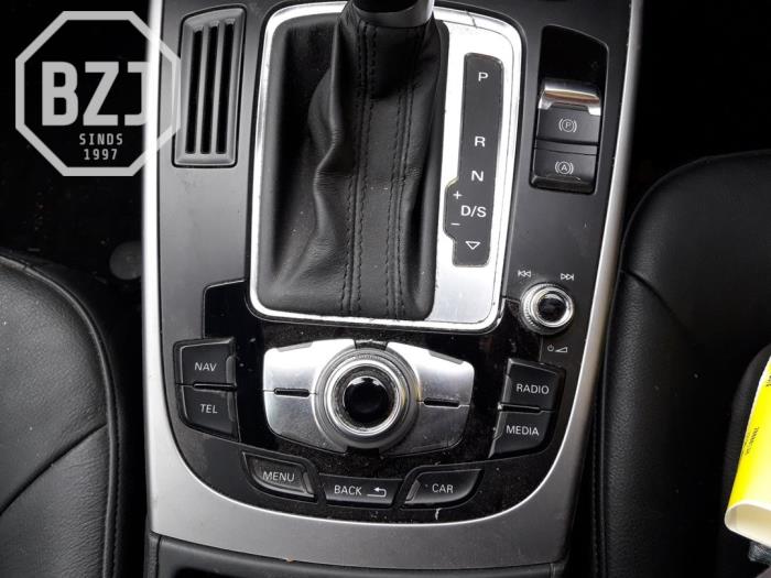 Navigation control panel from a Audi A4 Allroad Quattro (B8) 2.0 TDI 16V 2014