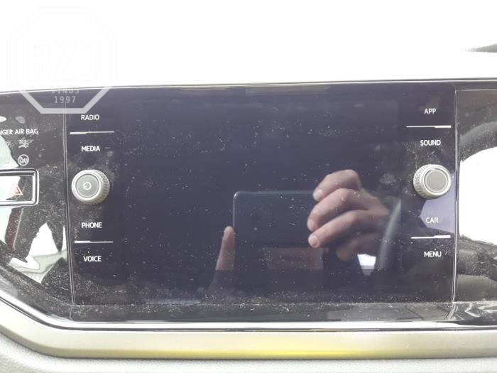 Controlador de pantalla multimedia de un Volkswagen Polo VI (AW1) 1.0 MPi 12V 2019