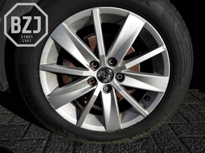 Set of sports wheels from a Volkswagen Polo V (6R) 1.2 TSI 16V BlueMotion Technology 2015