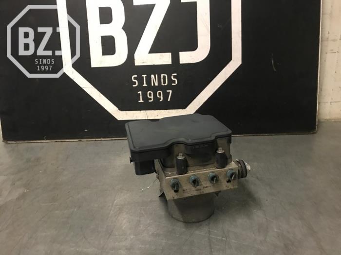 ABS pump from a Mercedes-Benz Vito Tourer (447.7) 2.2 114 CDI 16V 2018