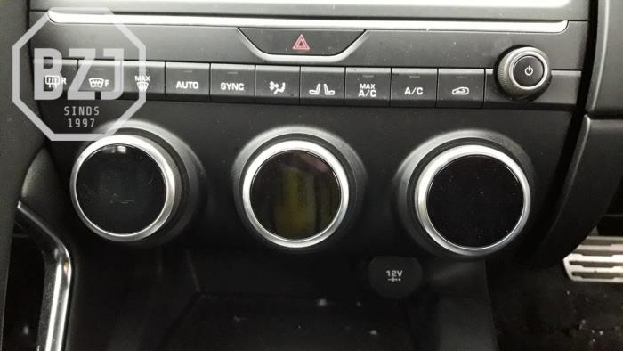 Używane Panel climatronic Jaguar E-Pace 2.0 D 25d 16V AWD Cena € 199,00 Procedura marży oferowane przez BZJ b.v.