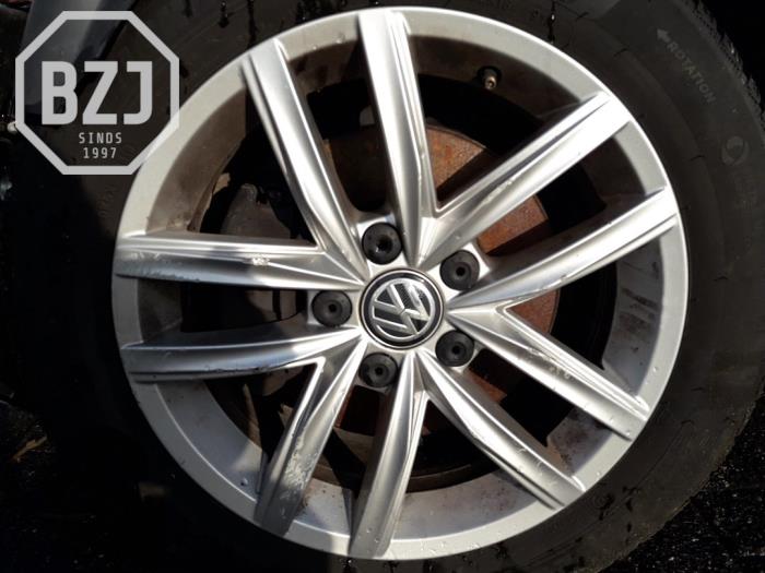 Wheel from a Volkswagen Golf VII (AUA) 2.0 TDI 4Motion 16V 2017