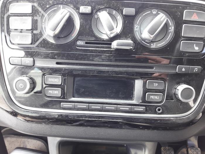 Radio CD player from a Volkswagen Up! (121) 1.0 12V 75 2016