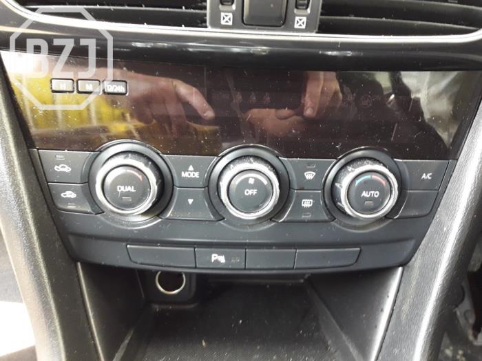 Climatronic panel from a Mazda 6 (GJ/GH/GL) 2.2 SkyActiv-D 150 16V 2015