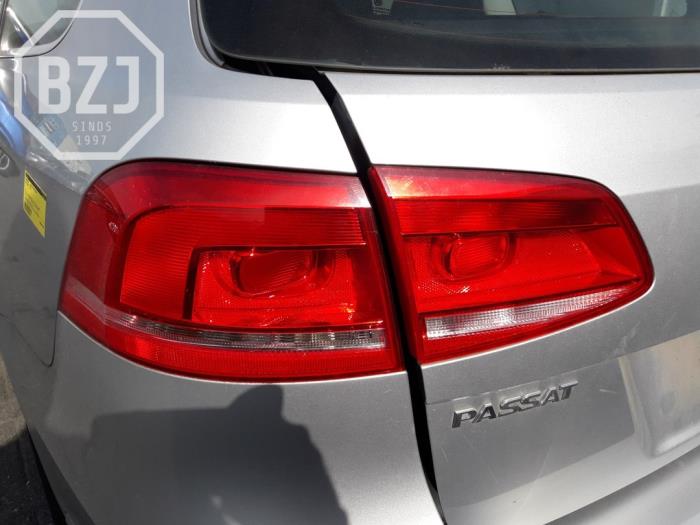 Rücklicht links van een Volkswagen Passat Variant (365) 2.0 TDI 16V 140 2014