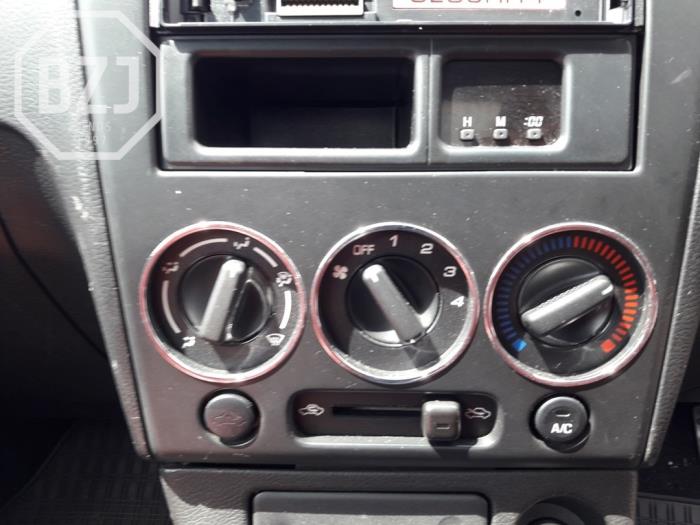 Panel de control de calefacción de un Daihatsu Copen 0.7 Turbo 16V 2003