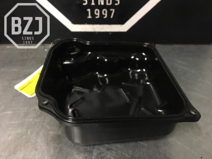 Gearbox cover from a Volkswagen Golf VII (AUA) 2.0 GTD 16V 2018