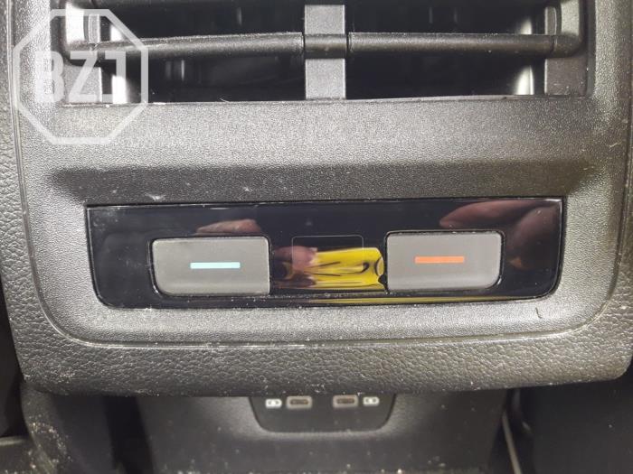 Używane Panel climatronic Volkswagen Golf VIII (CD1) Cena € 90,75 Z VAT oferowane przez BZJ b.v.