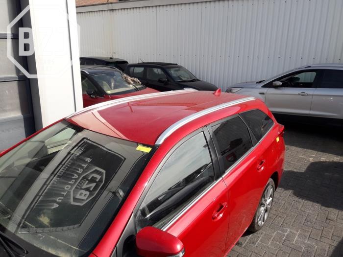 Używane Dach Toyota Auris Touring Sports (E18) 1.8 16V Hybrid Cena € 500,00 Procedura marży oferowane przez BZJ b.v.