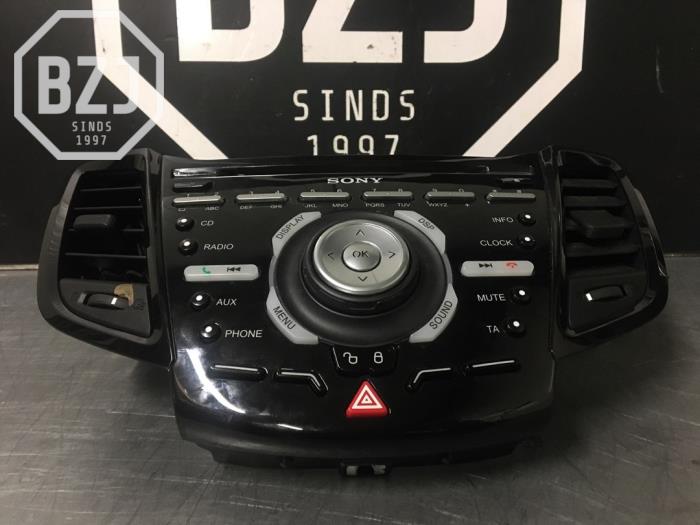 Panel de control de radio de un Ford Fiesta 6 (JA8) 1.6 SCTi ST 16V Van 2016