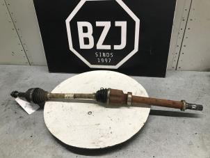 Used Front drive shaft, right Renault Clio IV (5R) 1.5 Energy dCi 90 FAP Price on request offered by BZJ b.v.