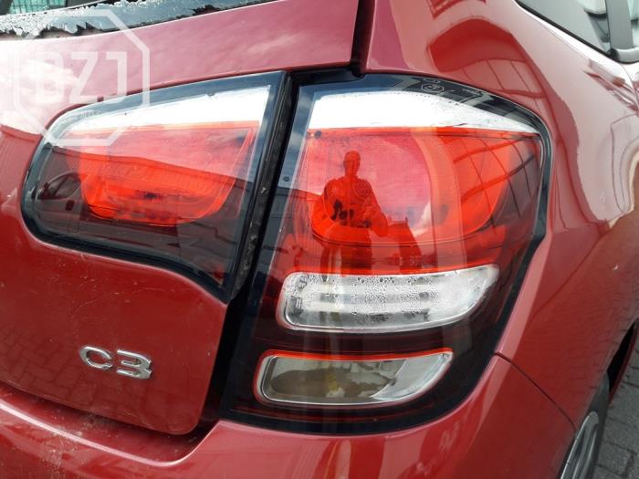 Taillight, right from a Citroën C3 (SC) 1.2 VTi 82 12V 2014