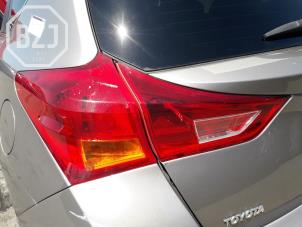 Używane Tylne swiatlo pozycyjne lewe Toyota Auris (E18) 1.4 D-4D-F 16V Cena na żądanie oferowane przez BZJ b.v.