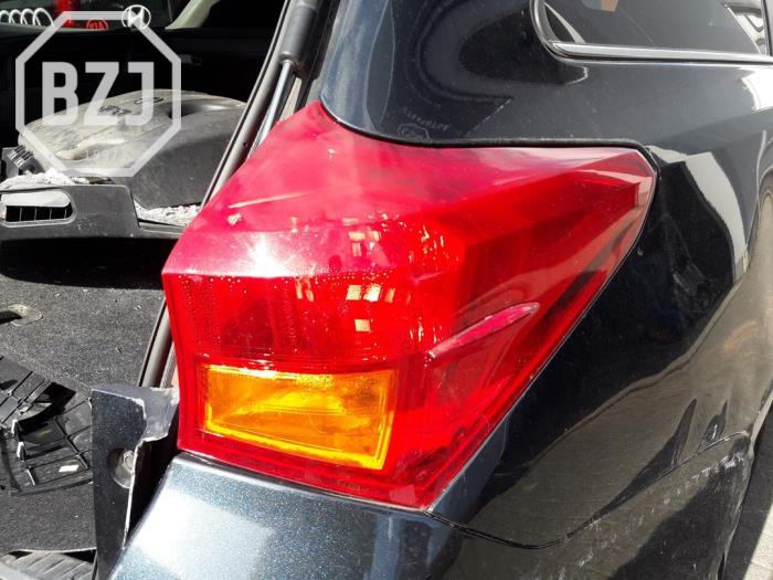 Luz trasera derecha de un Toyota Auris Touring Sports (E18) 1.4 D-4D-F 16V 2015