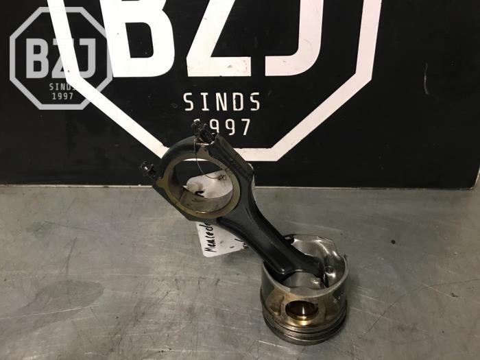 Usagé Piston Mercedes GLA (156.9) 2.2 200 CDI, d 16V Prix sur demande proposé par BZJ b.v.