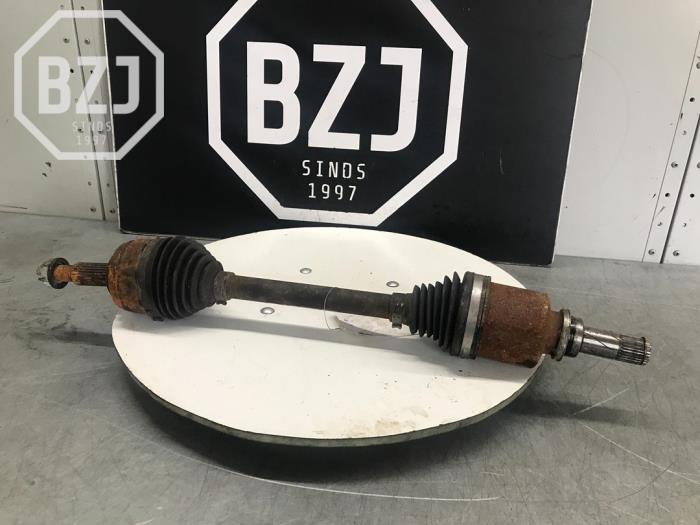 Used Front drive shaft, left Renault Express 1.5 dCi 95 Price on request offered by BZJ b.v.