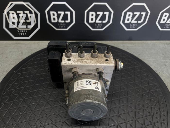 Używane Pompa ABS Toyota ProAce 2.0 D-4D 177 16V Worker Cena na żądanie oferowane przez BZJ b.v.