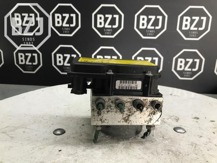 Usagé Pompe ABS Renault Clio III (BR/CR) 1.5 dCi FAP Prix sur demande proposé par BZJ b.v.