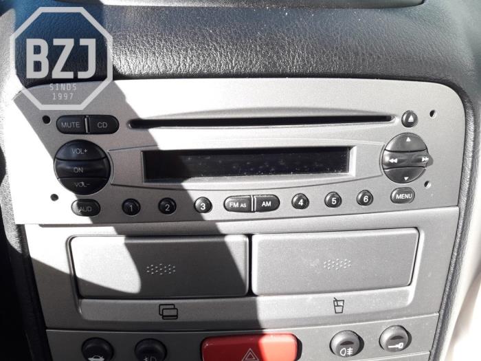 Radio CD Spieler van een Alfa Romeo 147 (937) 1.6 Twin Spark 16V 2007