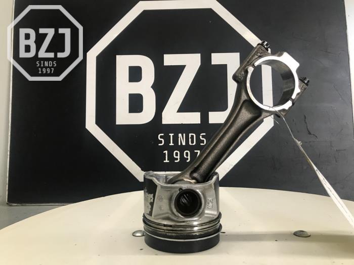 Usagé Piston Audi A3 Sportback (8VA/8VF) 1.6 TDI Ultra 16V Prix sur demande proposé par BZJ b.v.