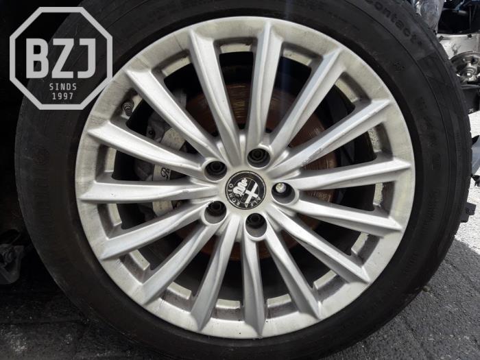 Używane Obrecz Alfa Romeo Giulia (952) 2.2d 160 16V Cena na żądanie oferowane przez BZJ b.v.