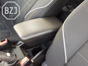 Używane Podlokietnik Ford Fiesta 7 1.1 Ti-VCT 12V 85 Cena € 75,00 Procedura marży oferowane przez BZJ b.v.