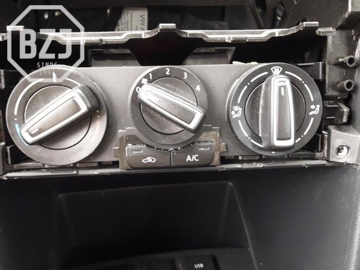 Panel de control de calefacción de un Volkswagen Polo V (6R) 1.2 TSI 16V BlueMotion Technology 2016