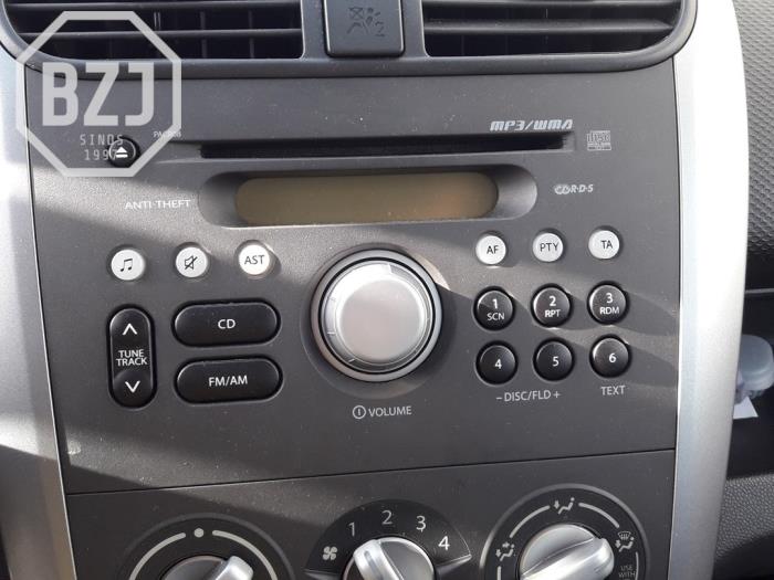 Reproductor de CD y radio de un Suzuki Splash 1.0 12V 2012