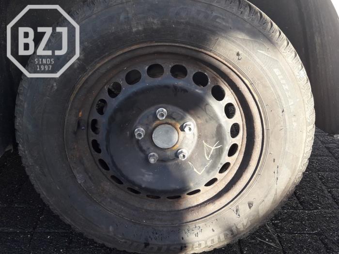 Set of wheels from a Volkswagen Caddy III (2KA,2KH,2CA,2CH) 1.6 TDI 16V 2015