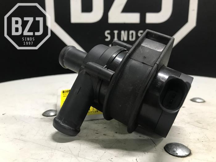 Begagnade Extra vattenpump Audi A5 Cabrio (8F7) 2.0 TFSI 16V Pris på förfrågan erbjuds av BZJ b.v.