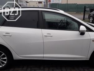 Usados Embellecedor centro derecha Seat Ibiza ST (6J8) 1.2 TDI Ecomotive Precio de solicitud ofrecido por BZJ b.v.