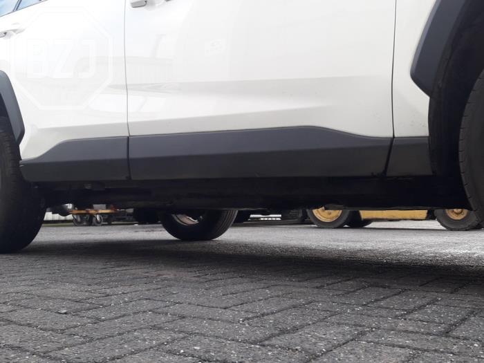 Seitenschürze rechts van een Toyota RAV4 (A5) 2.5 Hybrid 16V 2019