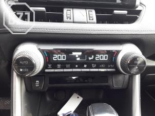 Używane Panel climatronic Toyota RAV4 (A5) 2.5 Hybrid 16V Cena € 85,00 Procedura marży oferowane przez BZJ b.v.