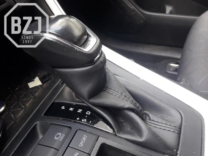 Gear stick from a Toyota RAV4 (A5) 2.5 Hybrid 16V 2019