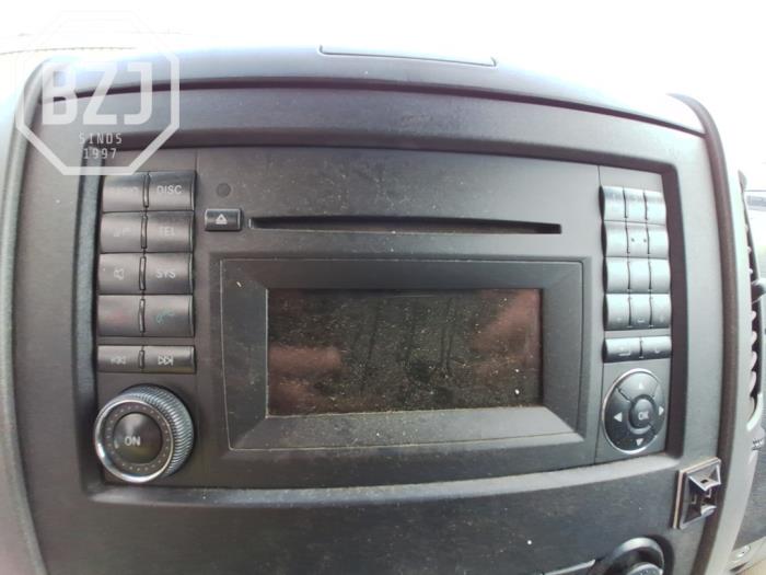 Radio CD player from a Mercedes-Benz Sprinter 3,5t (906.63) 313 CDI 16V 2012